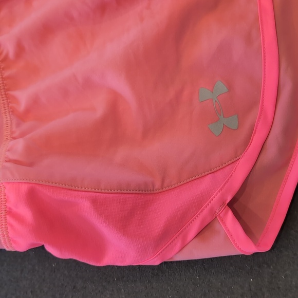 Never worn bright pink under armour running shorts sz small - Picture 2 of 7